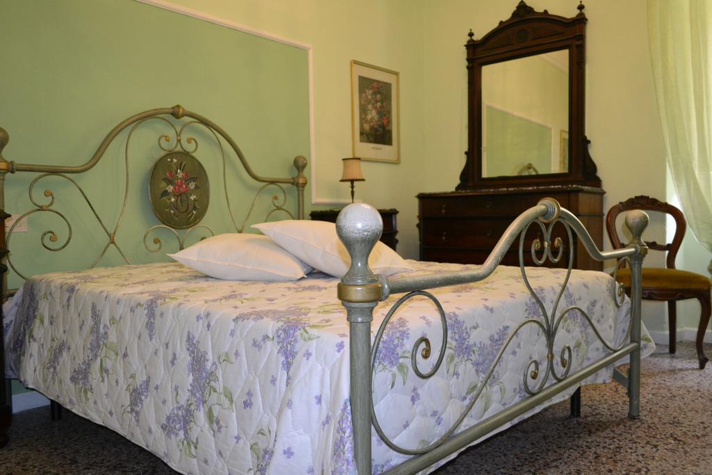 Corte Palazzo Picedi Benettini Сарцана Номер фото